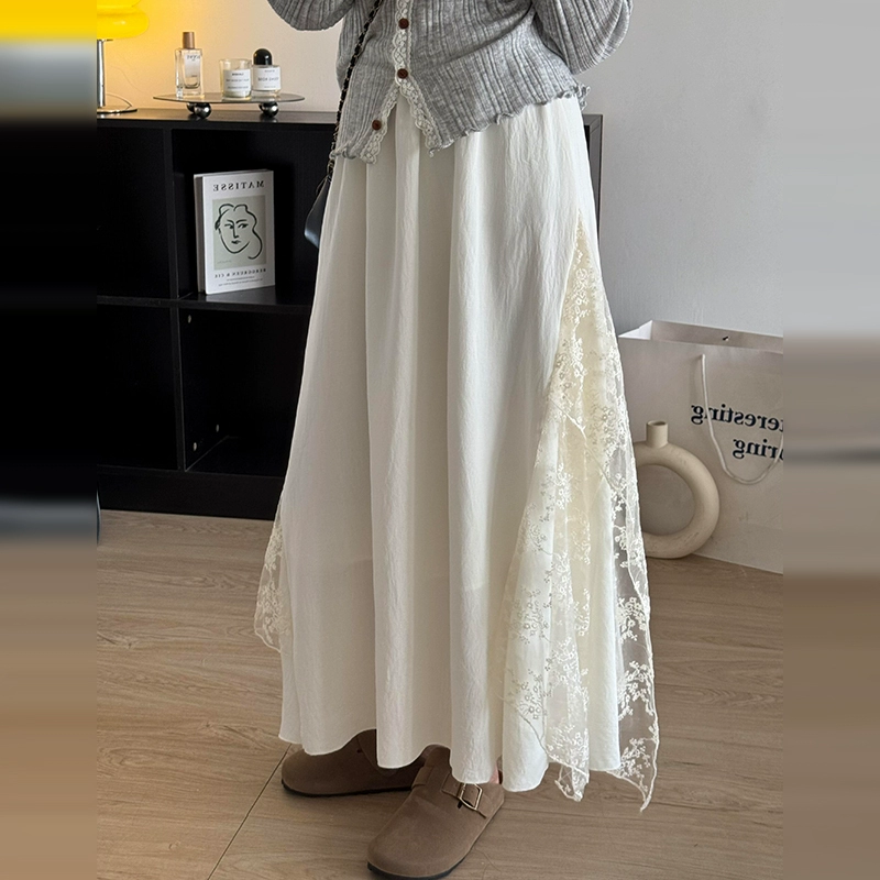 Дизайн чувствует корейскую кружевную белую юбку половинку женский 2025 новый маленький человек