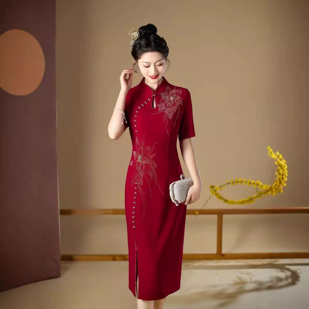 Новый стиль свадебного банкета мама свадебное платье свекровь cheongsam высокого класса 2024 новый благородный костюм среднего рукава cheongsam