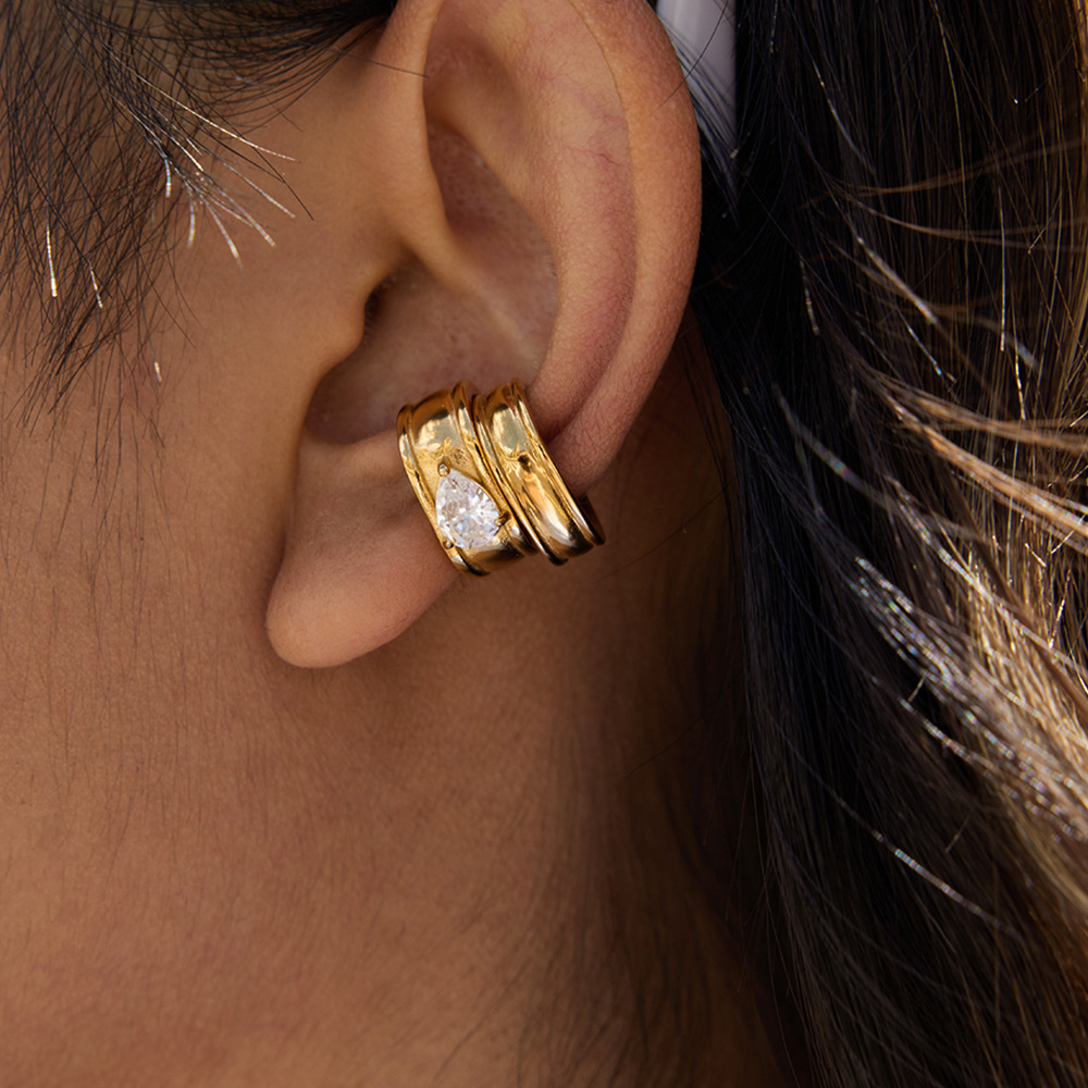 Wanxing Europa y los Estados Unidos gotas de agua Zircon orejas de orejas mujeres sin agujeros de orejas de acero inoxidable 18K diseño de nicho de joyas transfronterizas