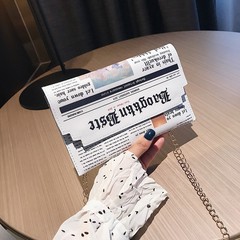 卸売りのカバンの女性の新型の潮の韓国版の個性の新聞のファッション的な鉄のチェーンの1肩の小さい方は復古のレジャーの斜めなショルダーバッグを包みます。