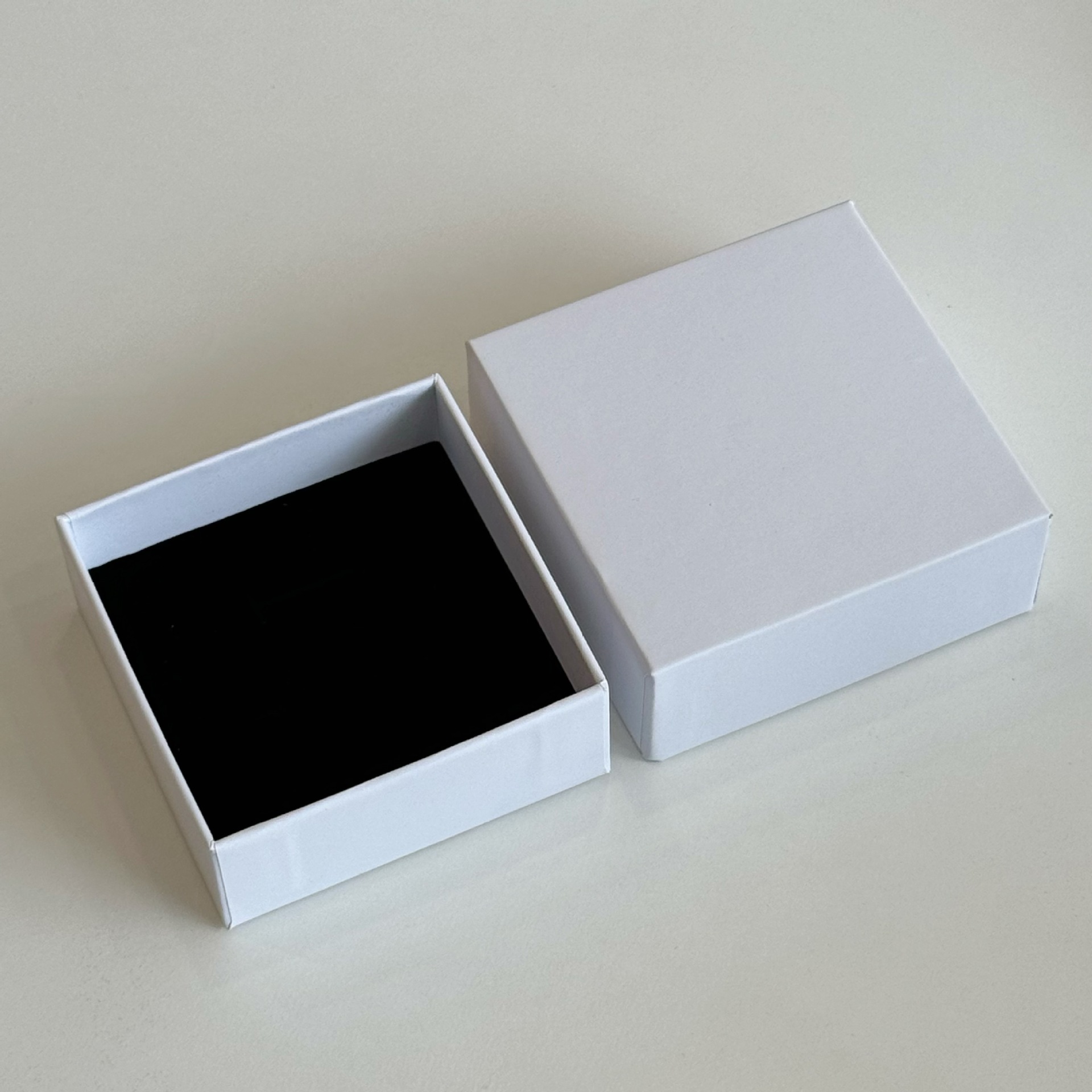 White sky and earth cover (no pattern); 9*9*3.5cm