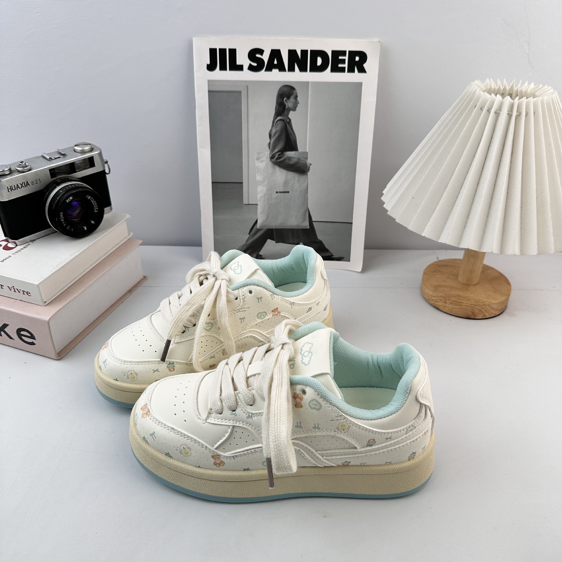 Zapatos de moda de mujeres Yuanbo 2025, zapatos de skate para mujeres coreanas, zapatos blancos rojos de nicho, zapatos de placa azul de glaciar.