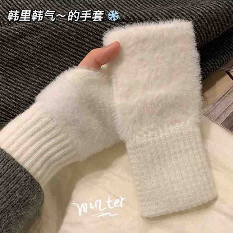 指を半分にしてタッチパネルのぬいぐるみ手袋をしています。|undefined