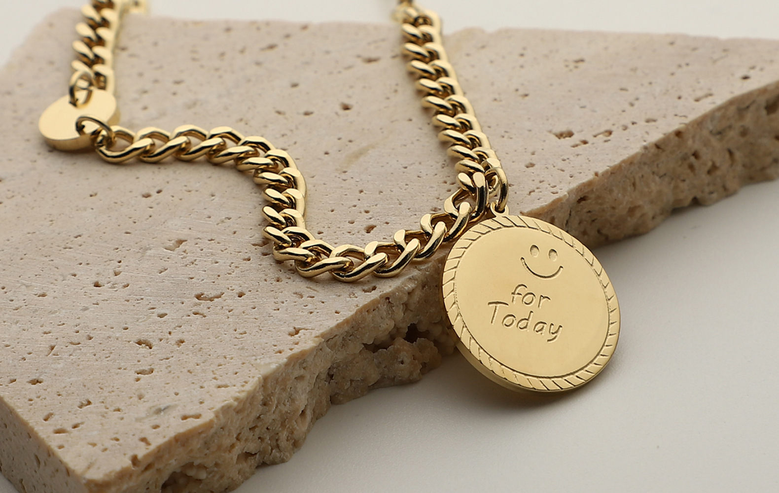 Collier À Pendentif Rond Simple En Acier Inoxydable Avec Visage Souriant display picture 3