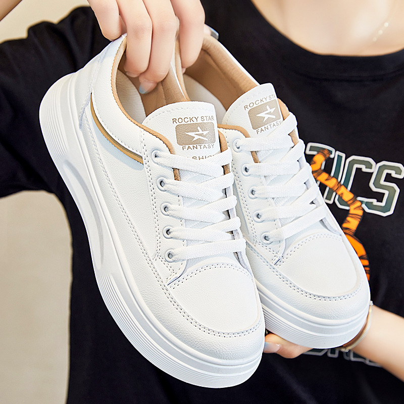 Zapatos blancos para mujeres 2024 primavera nuevos zapatos de tablero de estudiante transpirable estilo coreano zapatos de plataforma de altura oculta zapatos de tablero casual al por mayor