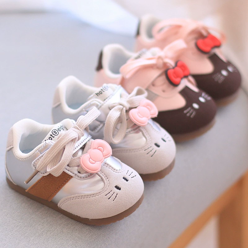 Новые весенние и осенние спортивные кроссовки для девочек, детская обувь на мягкой подошве для малышей, детская моральная тренировочная обувь, милая повседневная кожаная обувь.