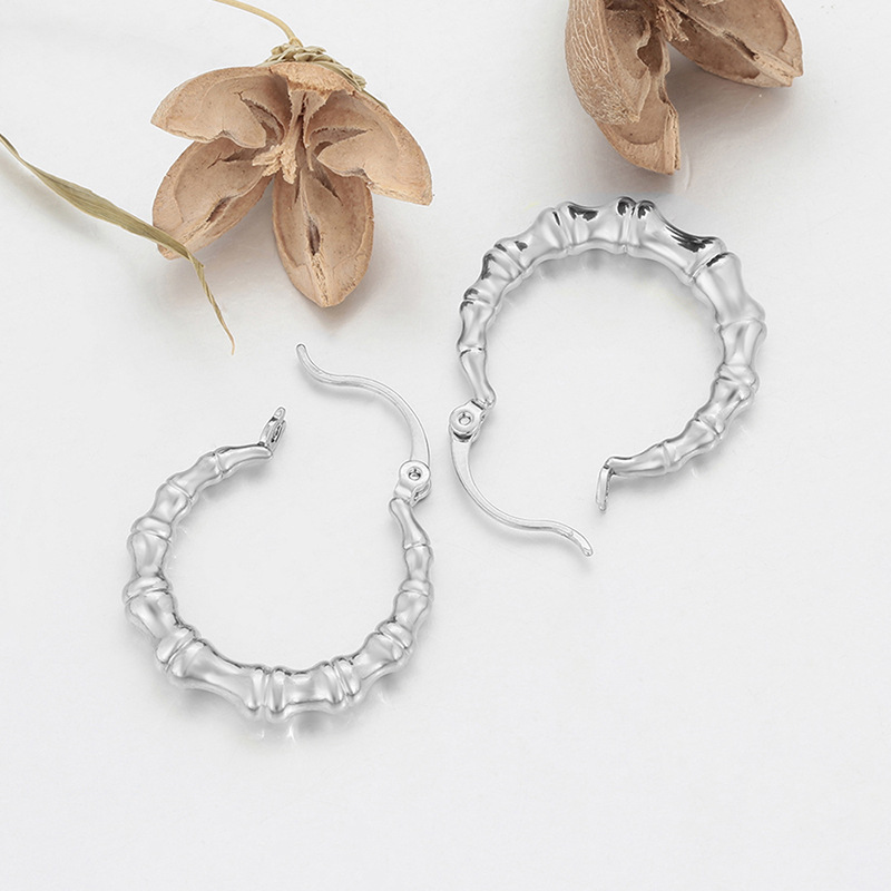 Xuping estilo simple aleación de cobre chapado blanco pendientes de aretes de aretes exagerado personalidad viento geometría aretes redondos al por mayor mujeres