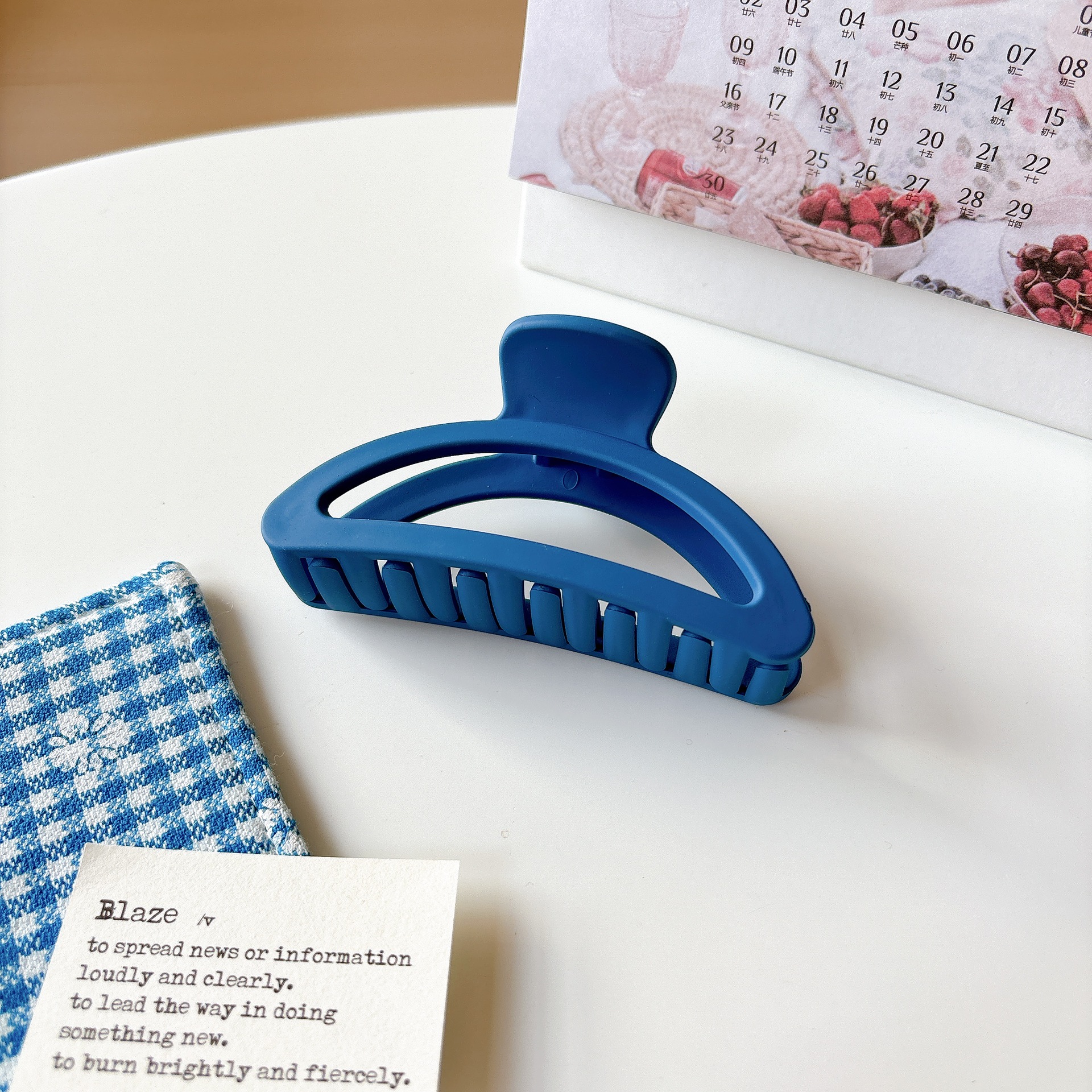 Japonés y coreano accesorios para el cabello hembra Klein azul clip temperamento simple giro horquilla corazón pequeña horquilla placa geométrica horquilla