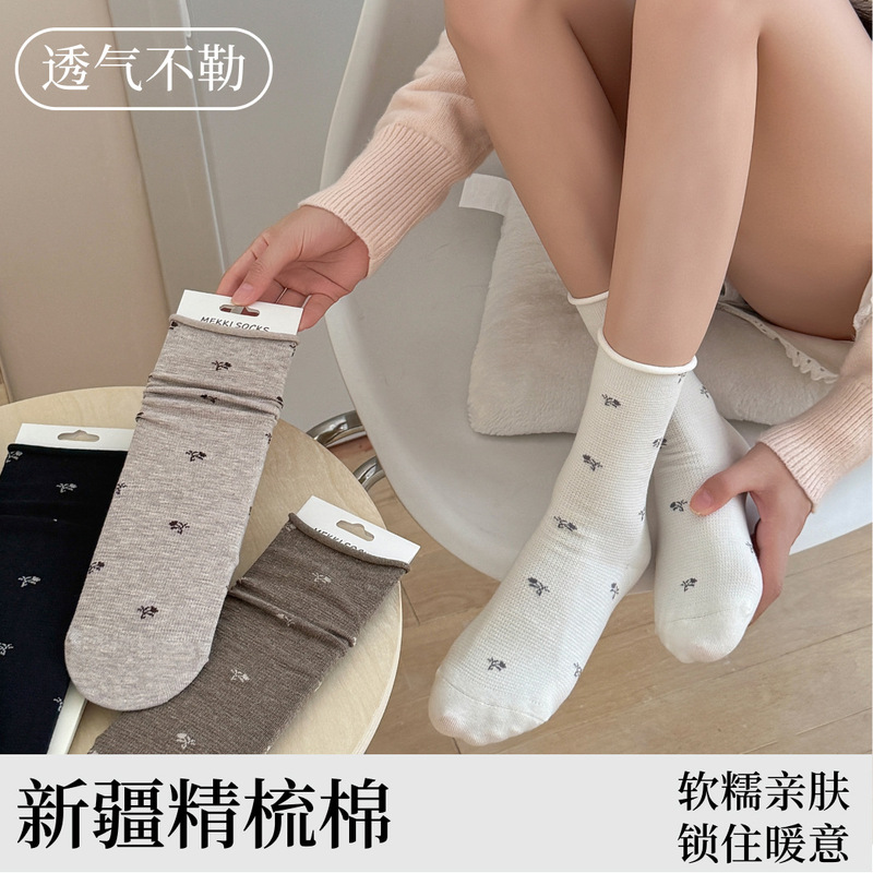 Korean-style retro floral stacked socks, autumn and winter cotton socks with rolled edges, pleated vertical ribbed design, forest-style artistic versatile women's socks Korean-style retro floral stacked socks, autumn and winter cotton socks with rolled edges, pleated vertical ribbed design, forest-style artistic versatile women's socks