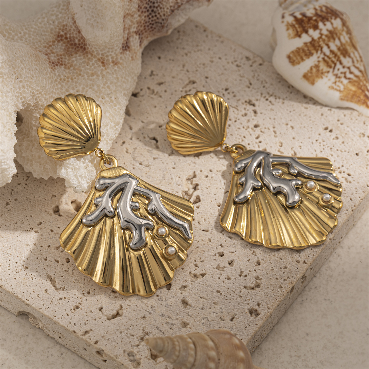 Taena Pendientes de acero inoxidable de oro europeo y americano de 18k Pendientes de concha de playa de alta calidad, acero de titanio, no se desvanece, mujer transfronteriza