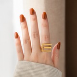 Золотое брендовое кольцо, не выцветает, легкий роскошный стиль, на указательный палец