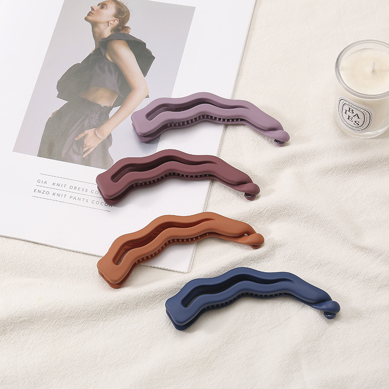 Barrette banane mate élégante pour coiffure queue de cheval_voghion.com