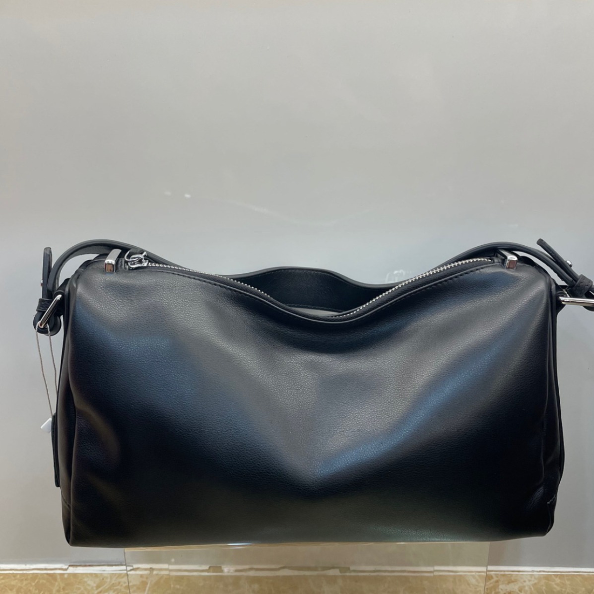 El nuevo nicho de alto nivel lleva un bolso de cuero de vaca real en un hombro, bolso de axila de mujer explosiva, bolso de almohada ligero y lujoso.