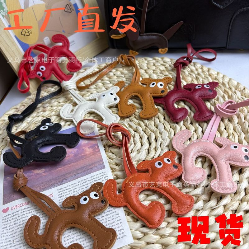 革製の大きな目と弓状の背を持つ犬のPUキーホルダー、クリエイティブなバッグ用立体ペンダント、ギフト卸売、トレンディな装飾品|undefined