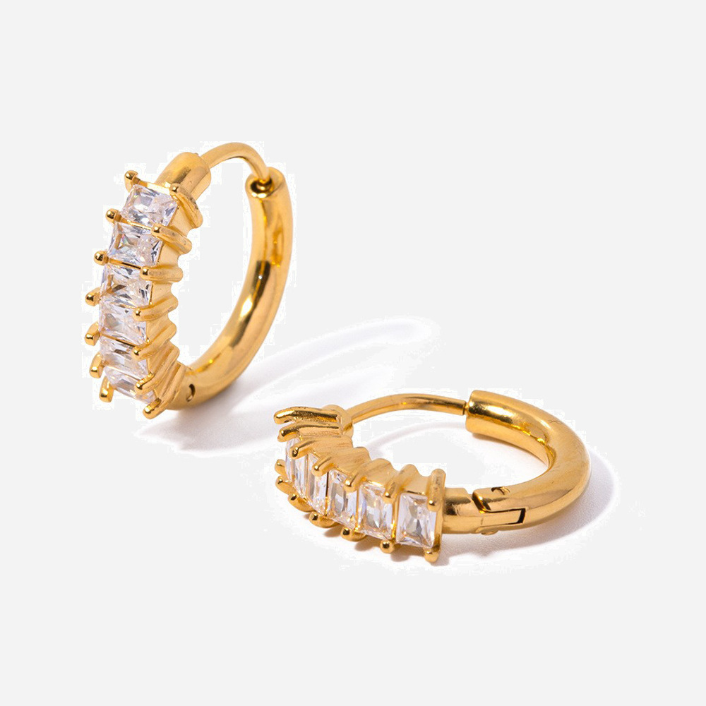 Retro fashionable earrings