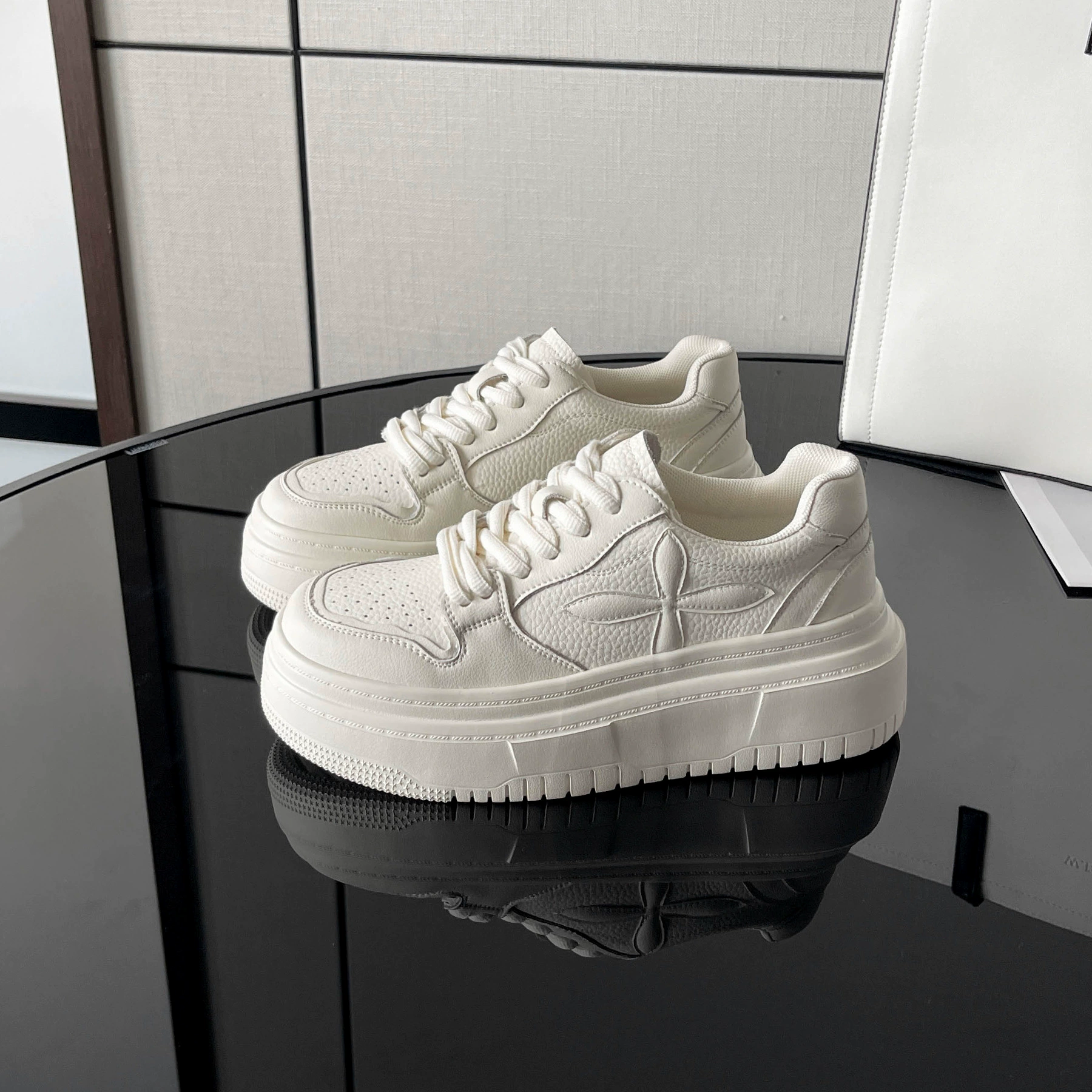 Женские белые кроссовки Luji из натуральной кожи, новинка весны 2024, модные повседневные универсальные лоферы на толстой подошве с перекрестным узором.