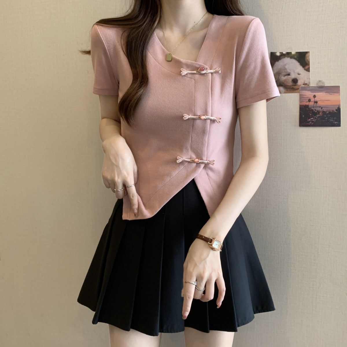 Nueva camiseta de manga corta con hebilla de disco de estilo chino irregular para mujer verano 2024 nuevo estilo delgado y delgado top de estilo nacional con cuello en V para mujer