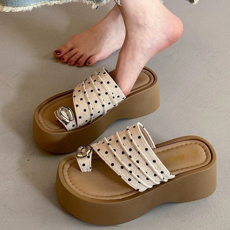 Zapatillas de fondo grueso para mujeres con falda 2026 verano nuevo pliegue con dedos de mano zapatillas de playa suaves image 1