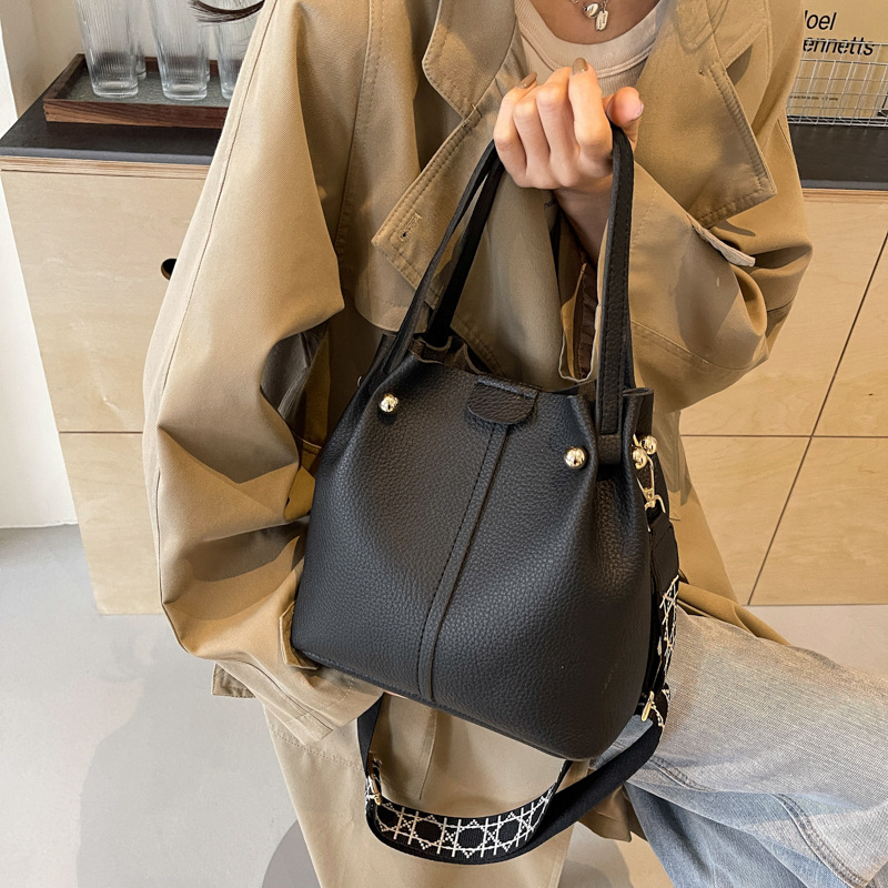 Mayorista retro bolso de cubo portátil para mujeres ventas calientes nuevo retro gran capacidad bolso de hombro simple mochila de viaje