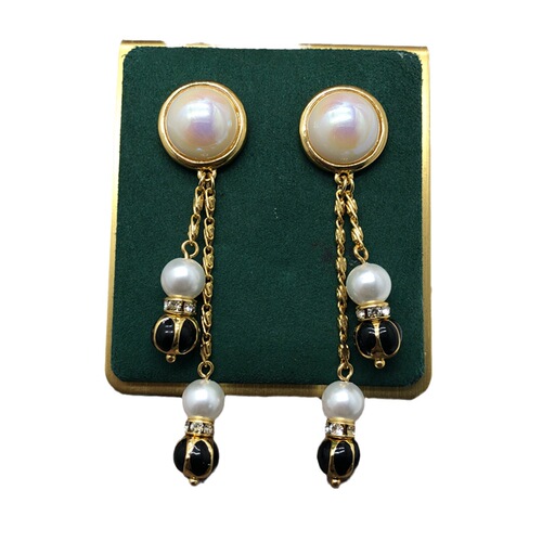 Hong Kong style autumn high-end design long glass pearl necklace sweeping shoulder horse colored oyster pearl tassel earrings set