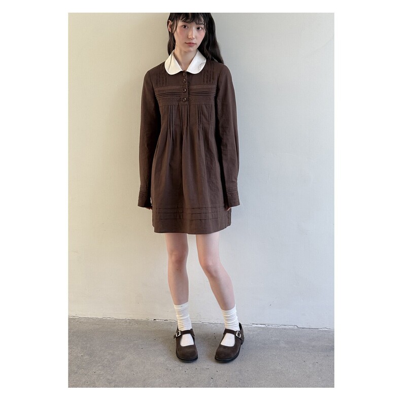 Retro dark brown doll-collar long-sleeve dress, featuring a Lyocell and linen patchwork design, with a loose, slimming fit in a preppy style Retro dark brown doll-collar long-sleeve dress, featuring a Lyocell and linen patchwork design, with a loose, slimming fit in a preppy style
