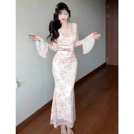 早秋浅杏印花连衣裙女 V领喇叭袖绑带收腰显瘦鱼尾长裙子