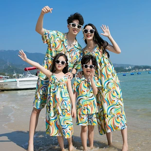 Семейные комплекты больших размеров для трёх-четырёх: длинное платье для мамы и дочки футболка для сына