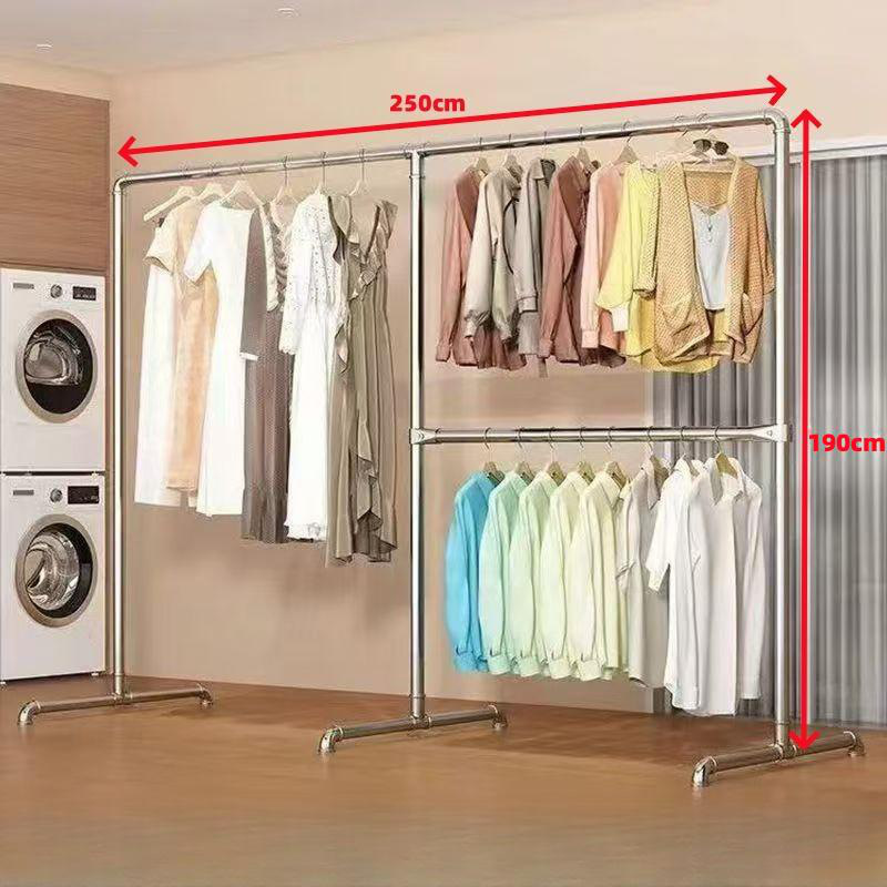 水道管鋼管のハンガーが床に落ちた寝室の物干し棒屋外家庭用ベランダに服を掛けて簡単に干します。|undefined