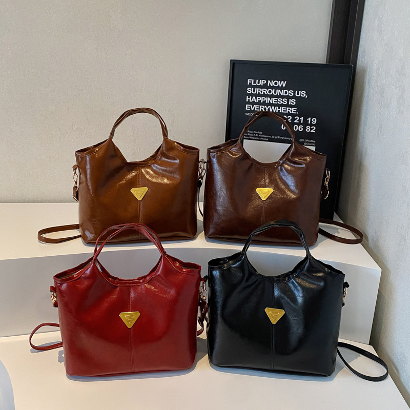 Tide retro nicho bolso de mano mujer 2025 primavera nueva piel de cera de aceite de transporte de gran capacidad bolso de hombro mochila