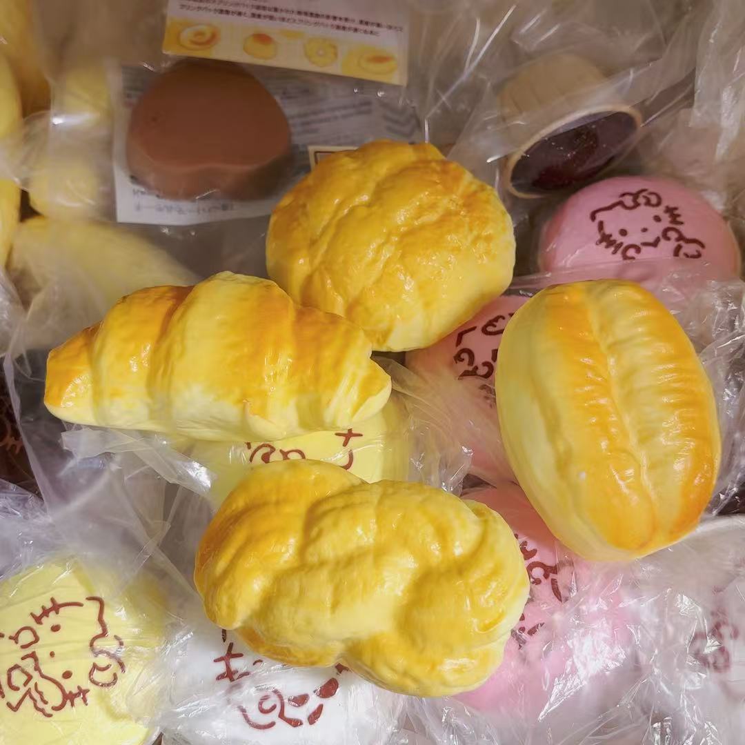 무작위로 젖은 빵의 느린 반동