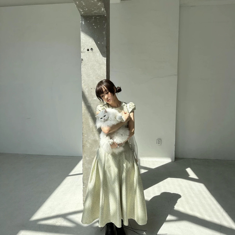 Now Available: Korean Designer Fletta Floral Set with High-Waisted Skirt + Short-Sleeved Shirt Two-Piece Set for Autumn Now Available: Korean Designer Fletta Floral Set with High-Waisted Skirt + Short-Sleeved Shirt Two-Piece Set for Autumn
