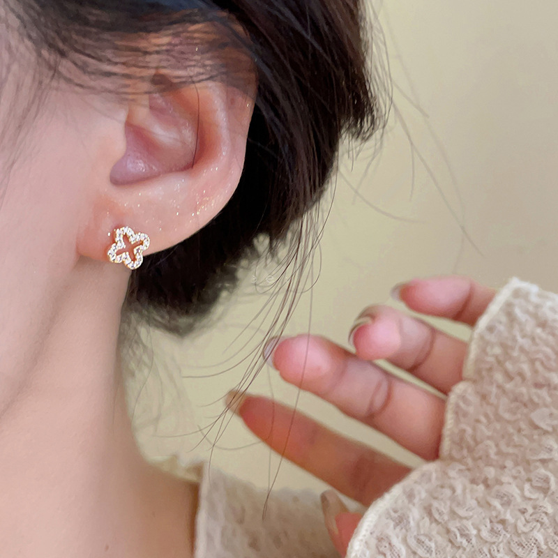 Aguja de plata circón de cuatro pétalos de flores pendientes huecos simples de moda de cercanías pendientes de todo fósforo nicho de alto grado en línea pendientes de la celebridad