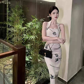 2025夏新款法式气质玫瑰花印花挂脖修身连衣裙设计感中长款裙8011