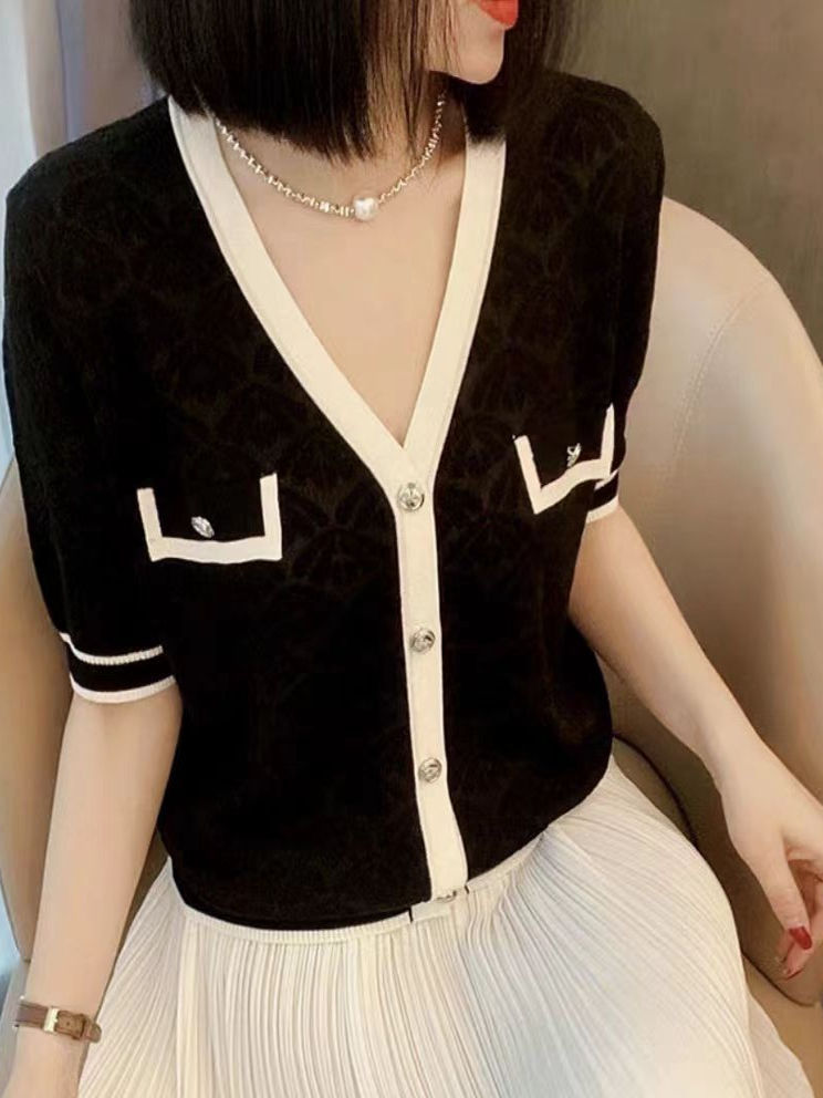 Áo len dệt kim jacquard cổ chữ V tay ngắn, phong cách tiểu thơ, khóa kim loại — Màu đen