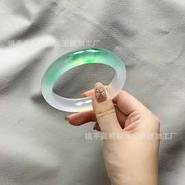 冰种翡翠色玉手镯石英岩玉圆条飘绿版古风飘花手镯一抹翠玉石镯子