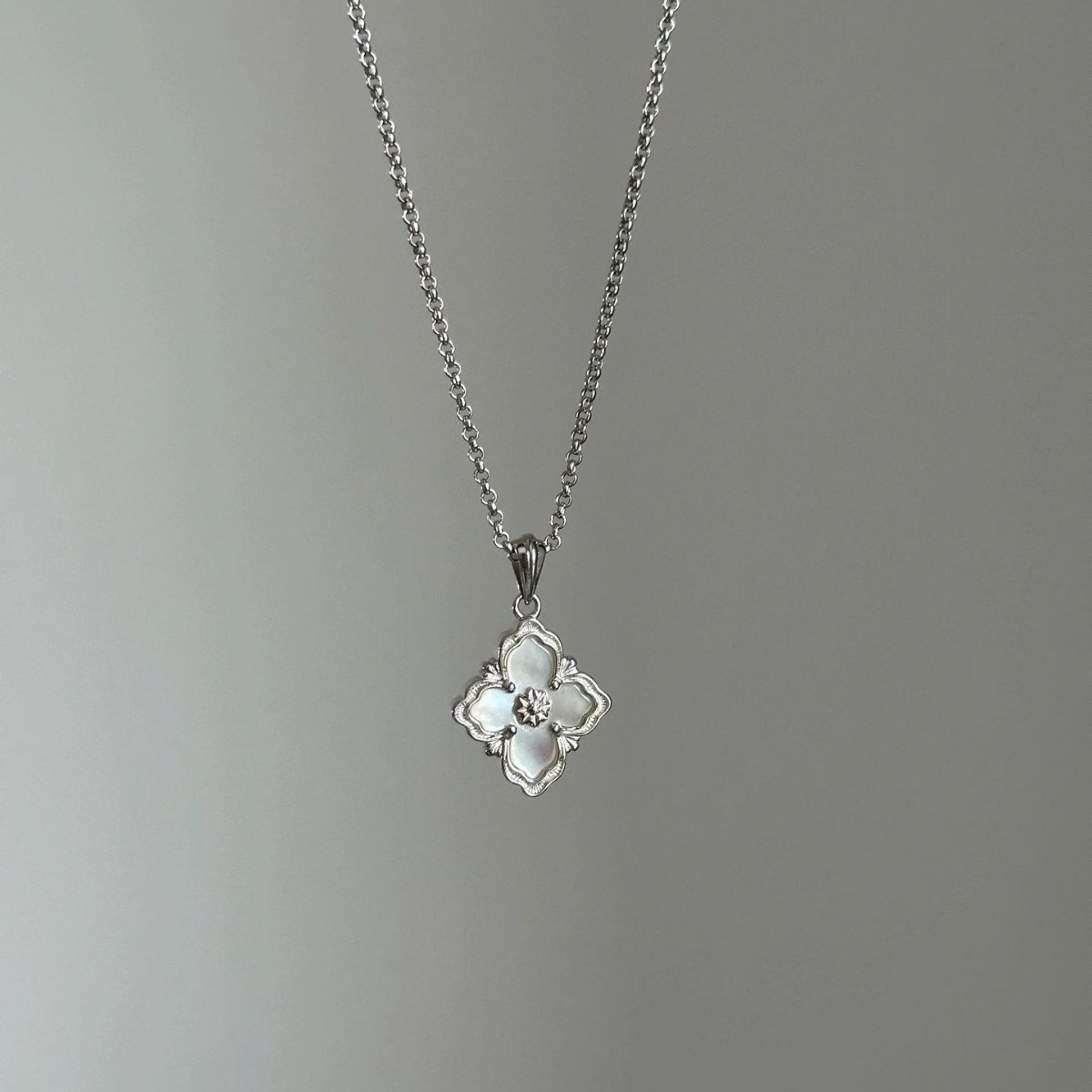 Collana con ciondolo a quadrifoglio in madreperla bianca di alta qualità, in stile palazzo, in argento puro, leggera e lussuosa_voghion.com