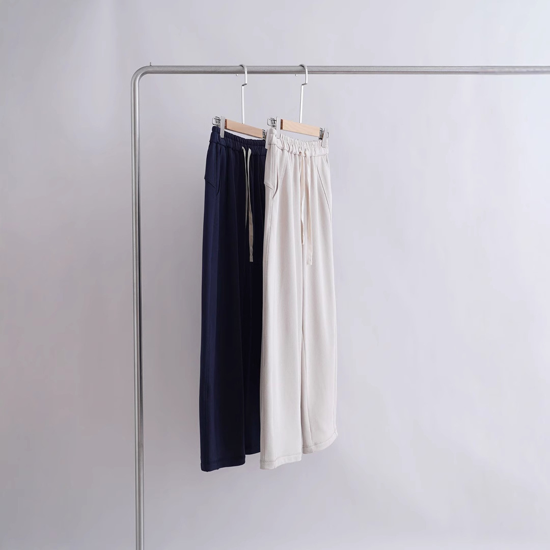 Three dimensional trousers, elastic waist
