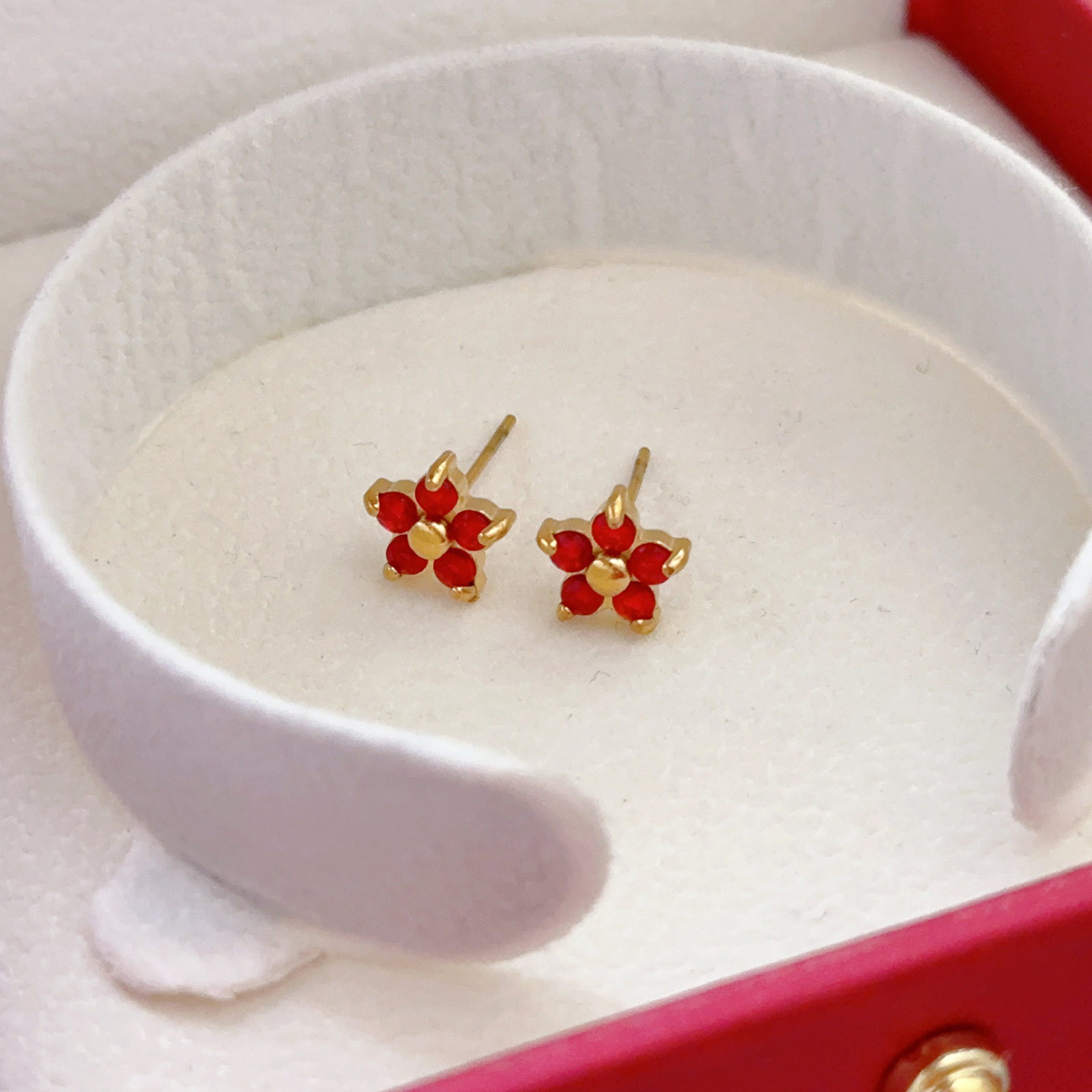 Versión coreana de pendientes de acero de titanio de alta calidad, pendientes de flores de circón de lujo ligero de moda, pendientes de hueso de oreja simple para mujer, pendientes personalizados