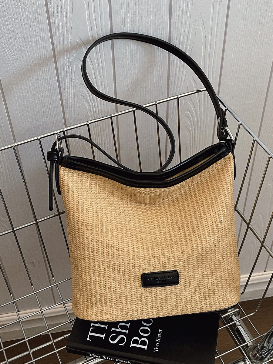 Verano nuevo estilo 2025 commuter vacaciones viento cubo bolso de hombro de estilo occidental de moda femenina bolso de mensajero de alta gama de nicho