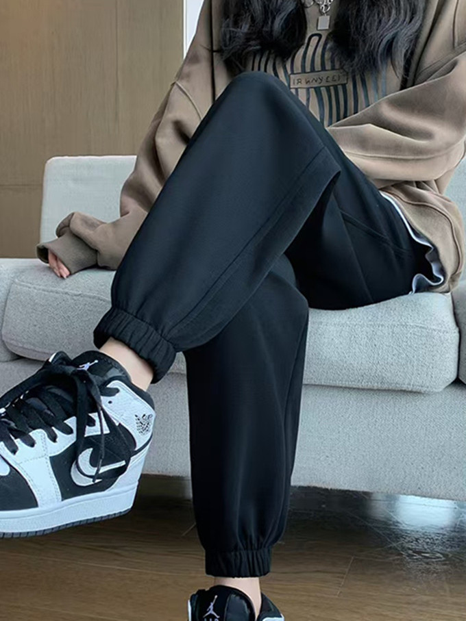 단색 레깅스가 달린 얇은 검정색 바지