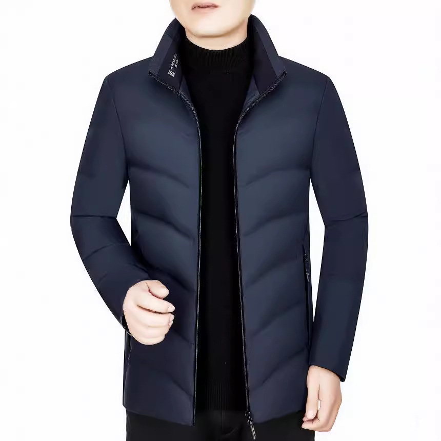 冬の新型ダウンジャケット男性のショートタイプの軽薄で厚手の防寒コートの中で青年男性のカジュアルなアヒルの綿毛の服は代行します。