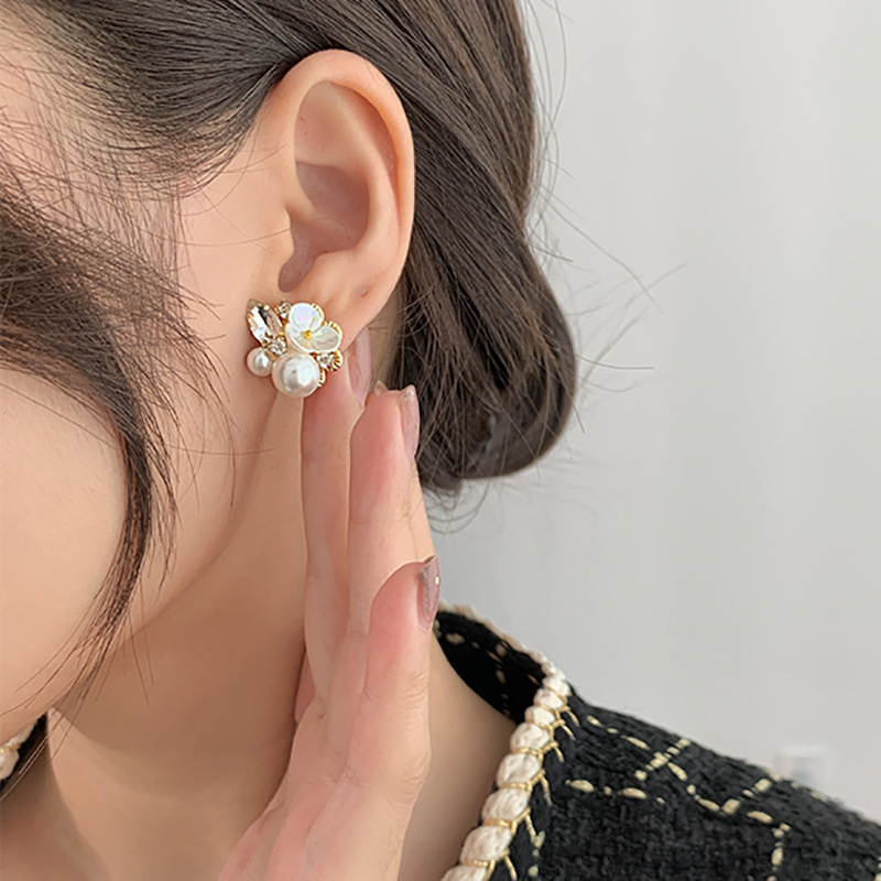 Small elegant earrings pearl