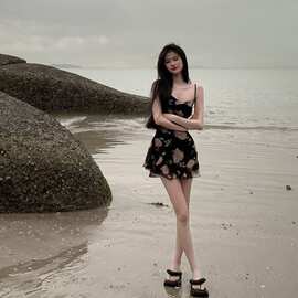 纯欲性感碎花吊带小黑裙女夏季新款海边度假风收腰显瘦辣妹短裙子