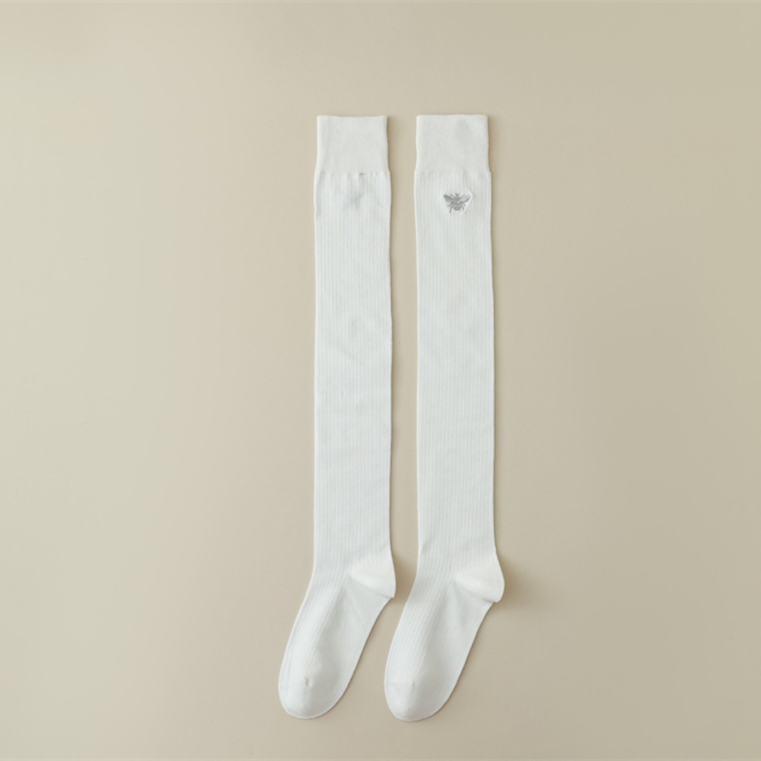 Miumiu Calcetines por encima de la rodilla deshuesados de moda Little Bee Bordado Micro Presión Adelgazante Calcetines de algodón para mujer Calcetines largos