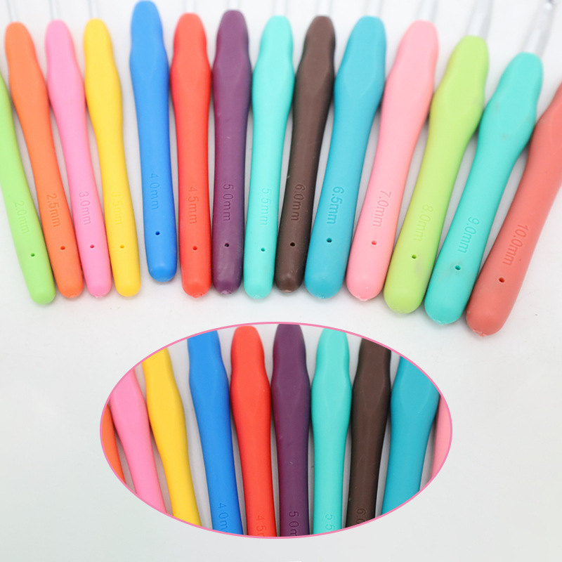 Tejido a mano arco iris ganchillo de mango suave TPR ganchillo de mango suave sólido ganchillo de aluminio ganchillo conjunto de agujas de lana