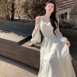 设计感绝美超仙露肩长袖连衣裙2026新款别致收腰显瘦荷叶边长裙