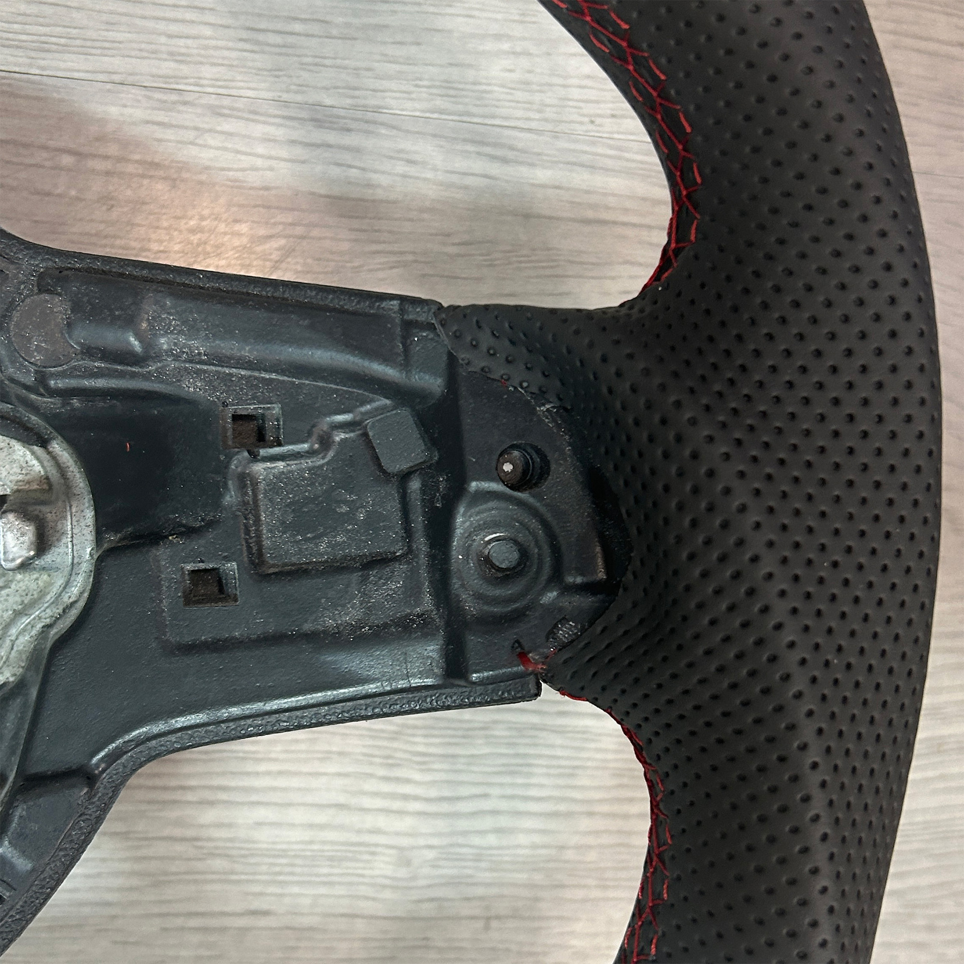 Suitable for Volkswagen Golf 7 Golf mk7 GTI RLINE semi-perforated red line steering wheel base