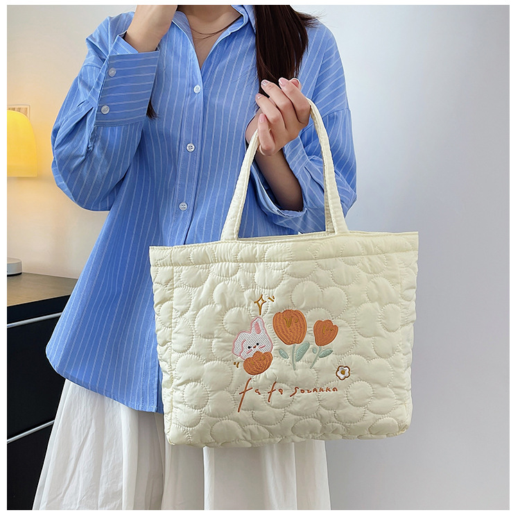 2023 Borsa da donna nuova Borsa a mano con coniglio tulipano ricamato Borsa da ascella per pendolari per ragazza carina cartone animato di grande capacità_voghion.com