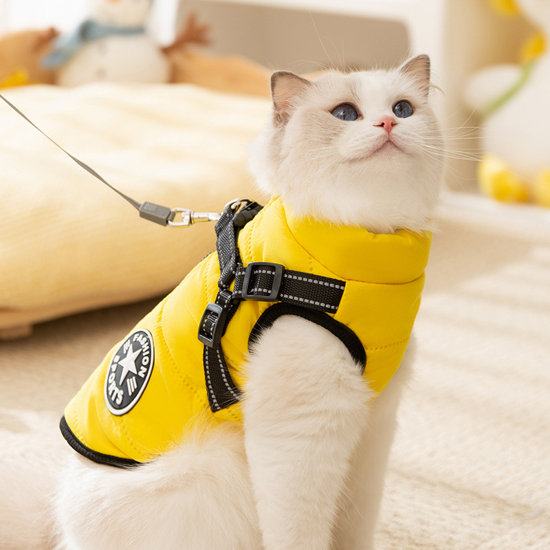 Transfronterizos amarillos de moda para salir tracción chaleco gatos a prueba de viento espalda de pecho grueso ropa de mascota gatos al por mayor