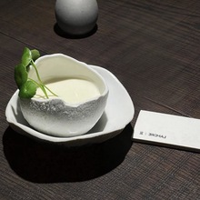 分子料理融合菜法餐位上白色陶瓷小汤盅椰子造型碗不规则异形碟